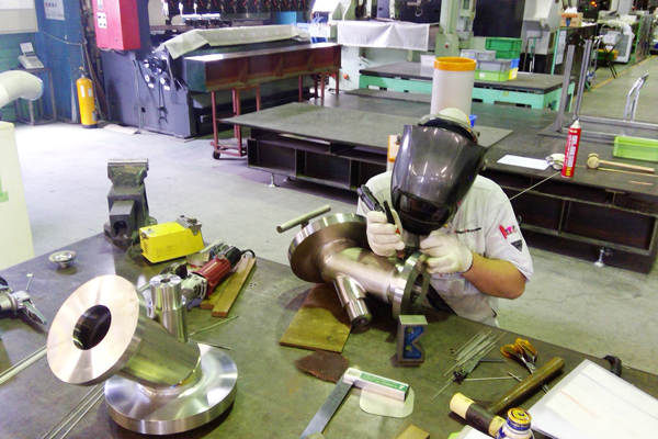 東京チタニウム 作業写真